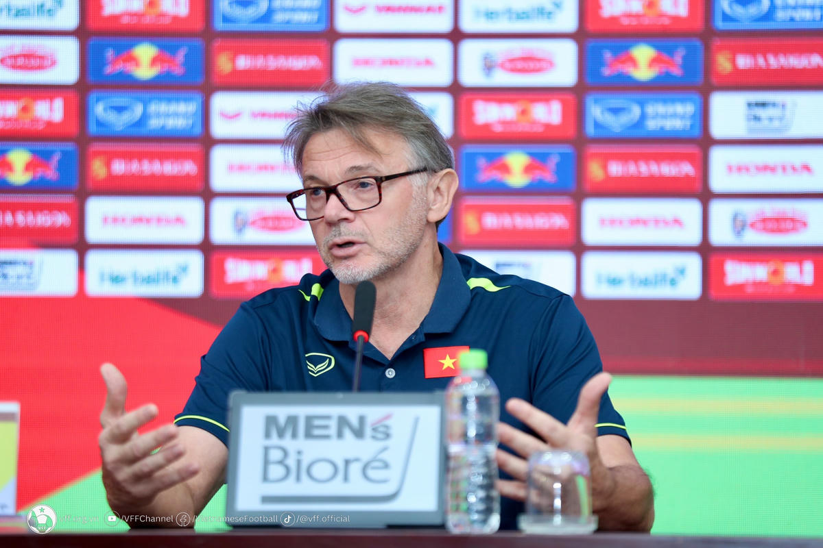 HLV Philippe Troussier. Ảnh: VFF.