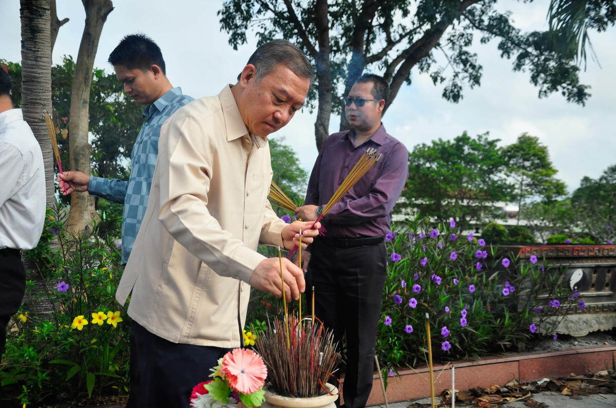 [Ảnh] Đoàn đại biểu Lào viếng Nghĩa trang liệt sĩ Quốc gia Đường 9