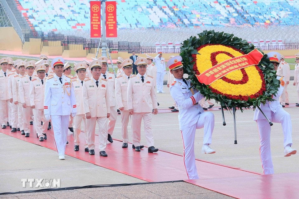 Đoàn đại biểu Đảng ủy Công an Trung ương - Bộ Công an đến đặt vòng hoa và vào Lăng viếng Chủ tịch Hồ Chí Minh. (Ảnh: An Đăng/TTXVN)