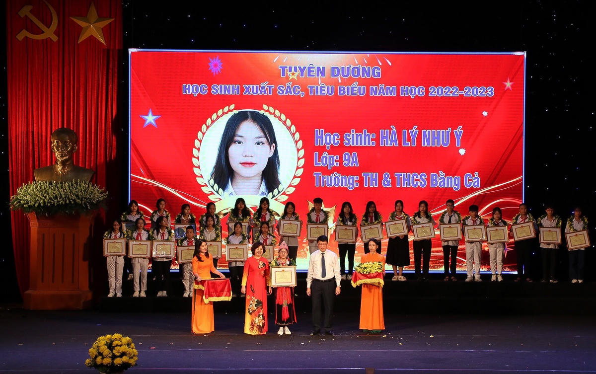 TP Hạ Long tuyên dương học sinh có thành tích xuất sắc trong năm học 2022-2023.