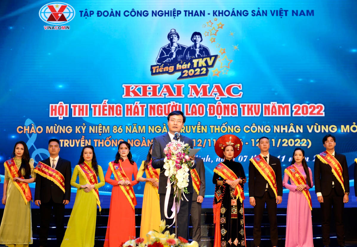 Ông Phùng Văn Vịnh, Trưởng ban Tuyên giáo - Truyền thông - Quan hệ cộng đồng TKV phát biểu khai mạc Hội thi.