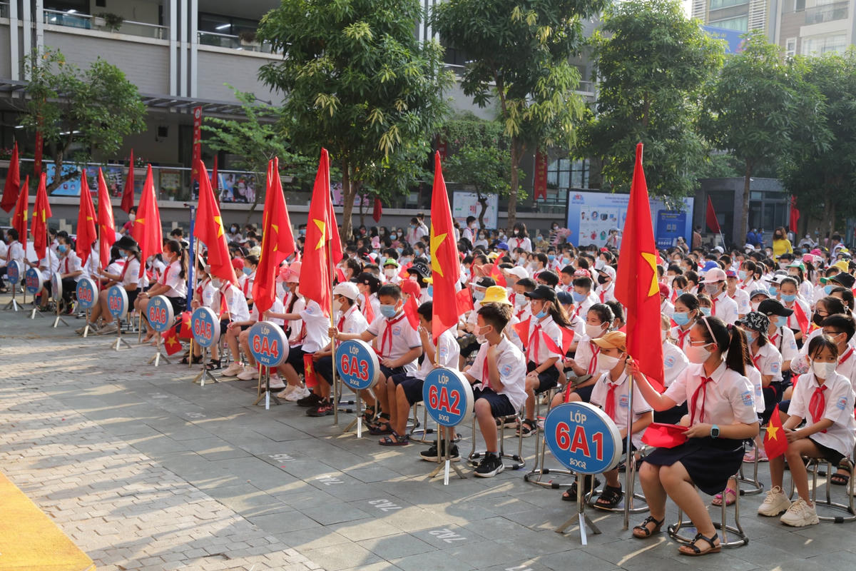 Học sinh Hà Nội dự lễ khai giảng năm học mới 2020-2021. Ảnh: Quang Vinh.