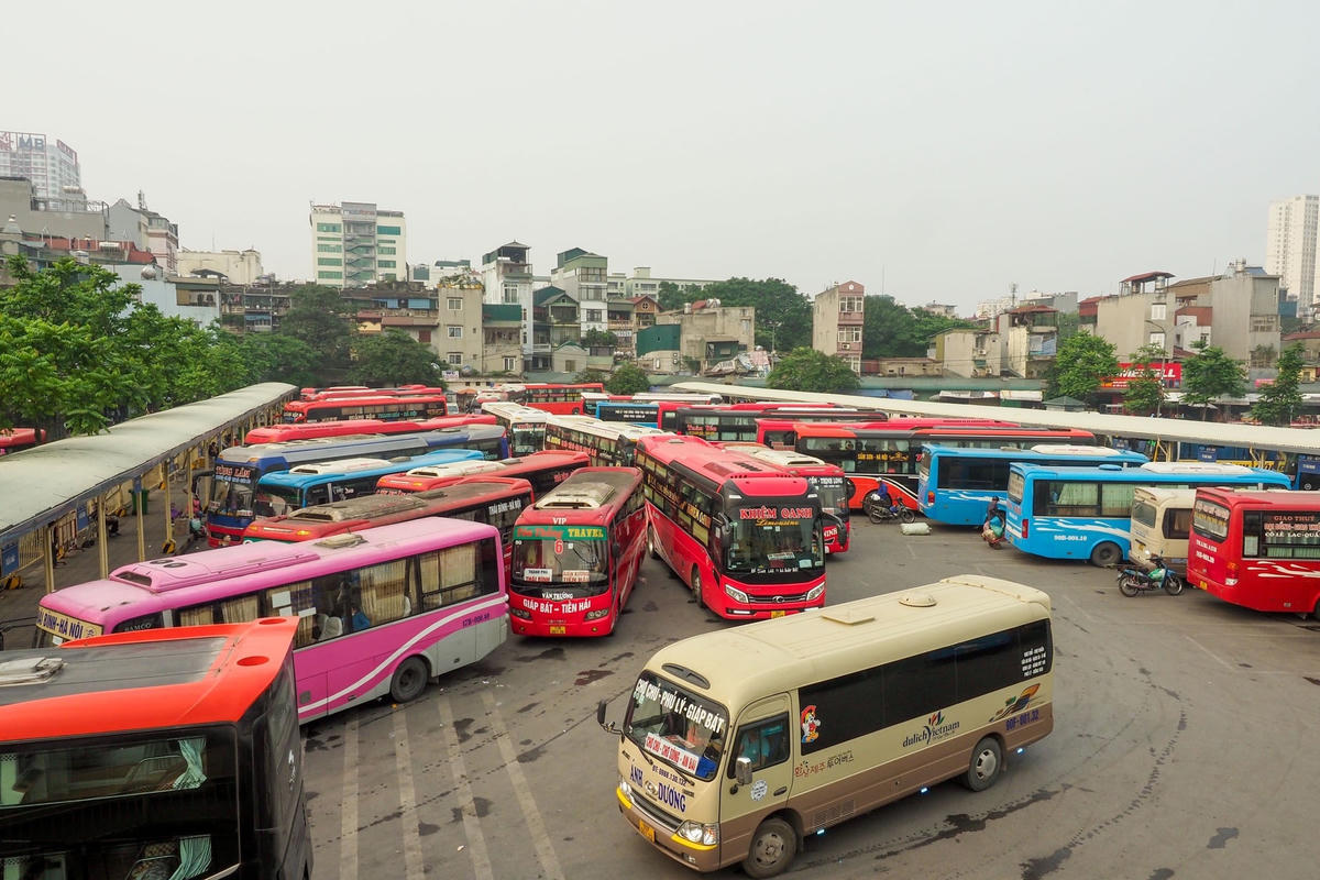 Trong bối cảnh số ca Covid-19 trên địa bàn tăng nhanh, UBND TP Hà Nội yêu cầu thực hiện nghiêm việc đeo khẩu trang trên phương tiện giao thông công cộng, quán bar, vũ trường, karaoke, siêu thị, nơi tập trung đông người để phòng chống dịch Covid-19.
