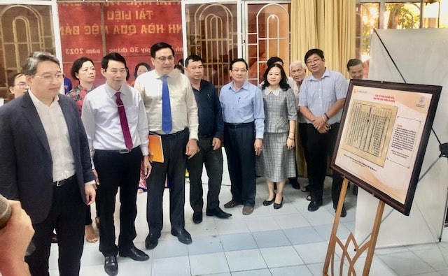 Các đại biểu đang thăm quan Mộc bản triều Nguyễn.