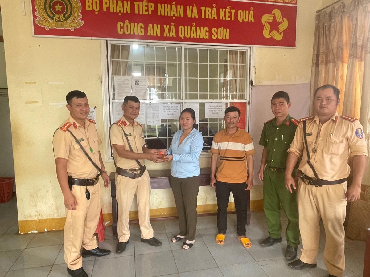 CSGT và Công an xã trao trả tài sản cho người dân bị đánh rơi