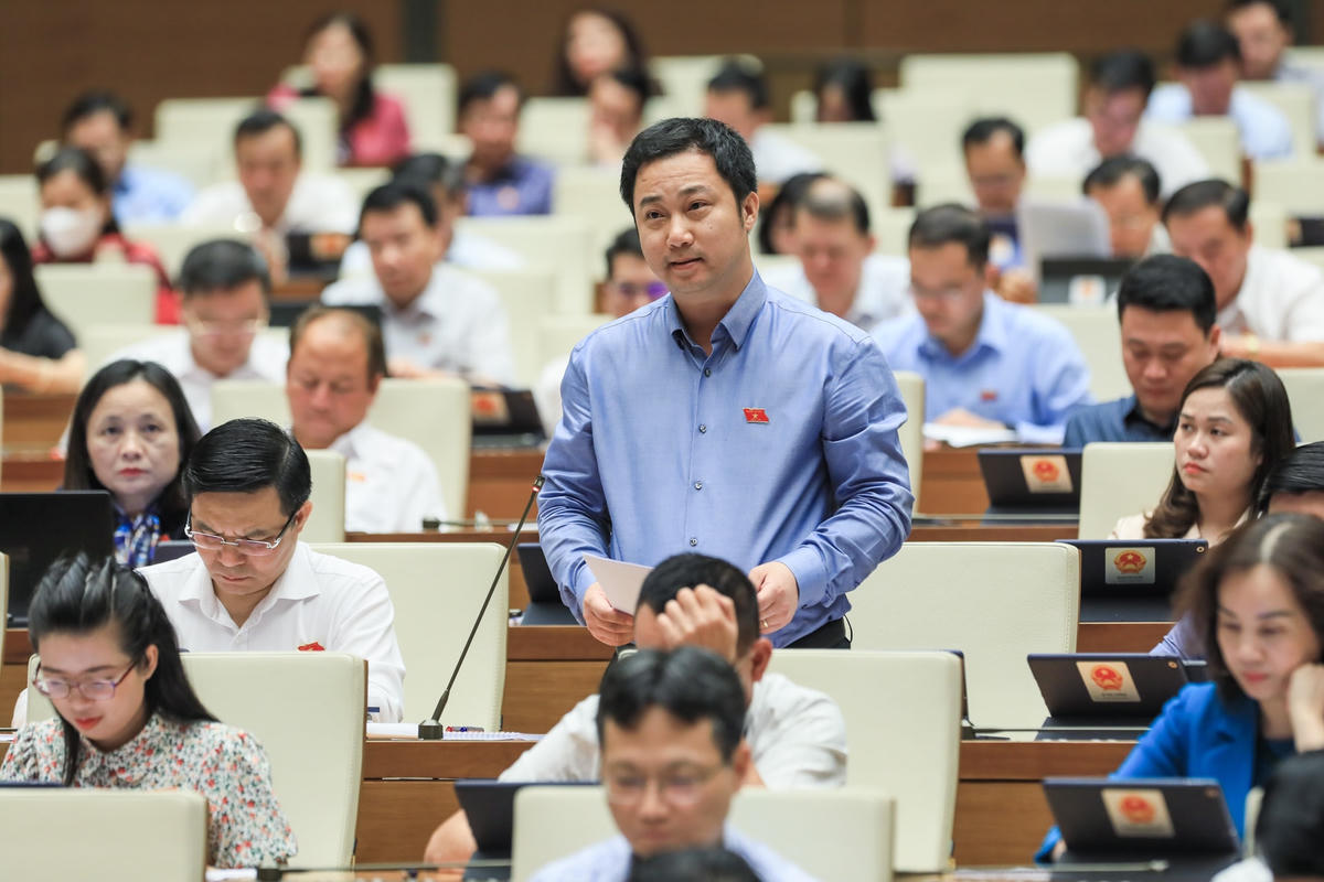 Đại biểu Cao Mạnh Linh (đoàn Thanh Hóa) phát biểu tại buổi thảo luận ngày 14/6.