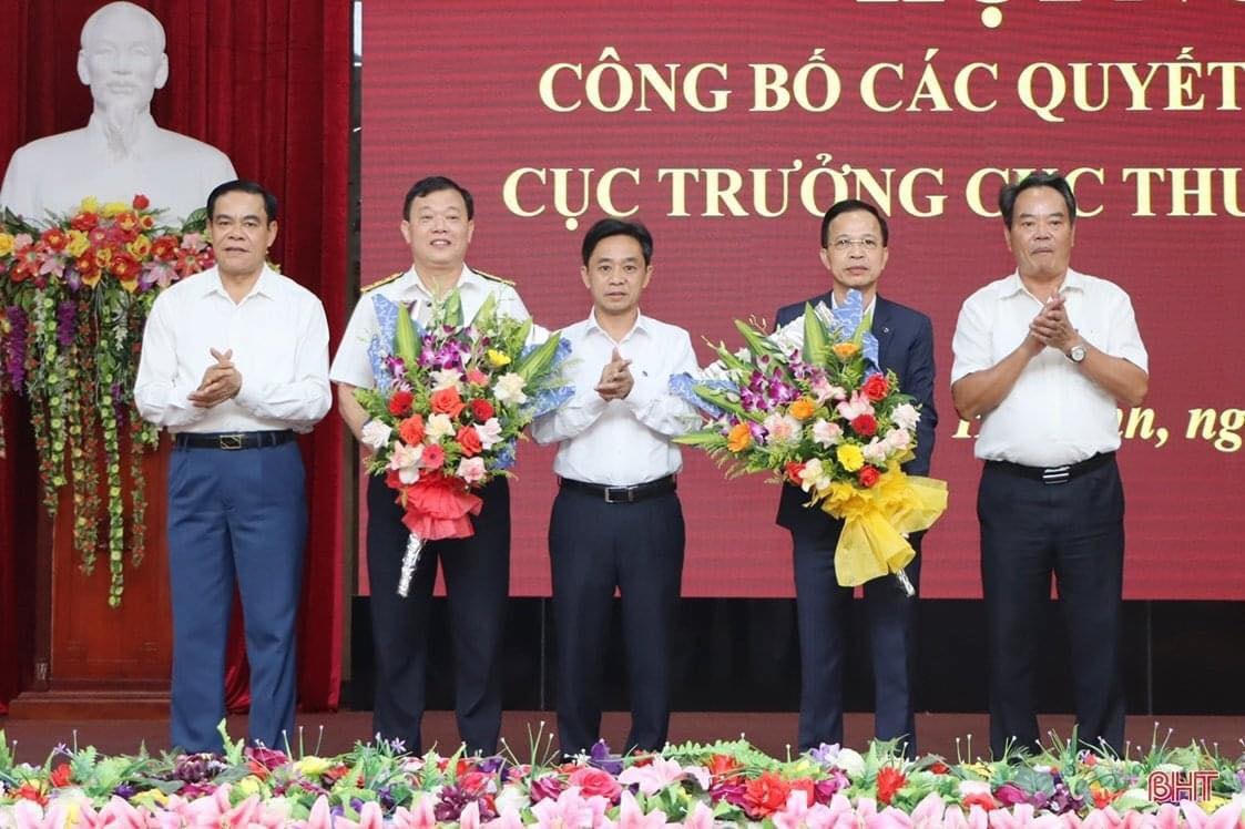 Lãnh đạo tỉnh Hà Tĩnh tặng hoa chúc mừng ông Đinh Nho Hậu về nghỉ hưu theo chế độ và tặng hoa chúc mừng tân Cục trưởng Cục thuế tỉnh Trương Quang Long.