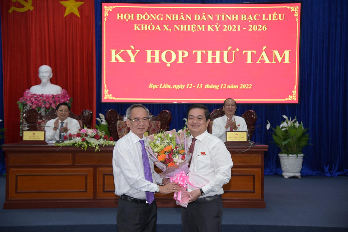 Bí thư Tỉnh uỷ, Chủ tịch HĐND tỉnh Bạc Liêu Lữ Văn Hùng tặng hoa chúc mừng ông Huỳnh Chí Nguyện được bầu giữ chức Phó Chủ tịch UBND tỉnh.