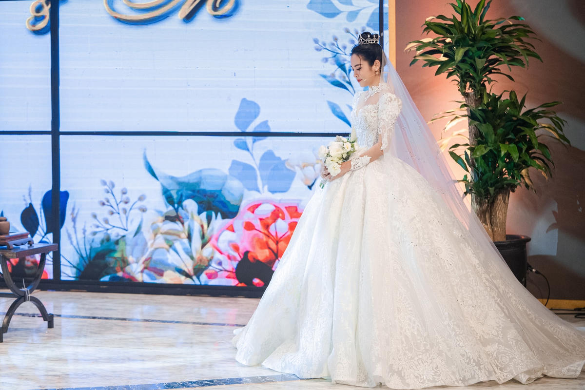 Ngọc Mai lộng lẫy khi khoác lên mình chiếc váy cưới...