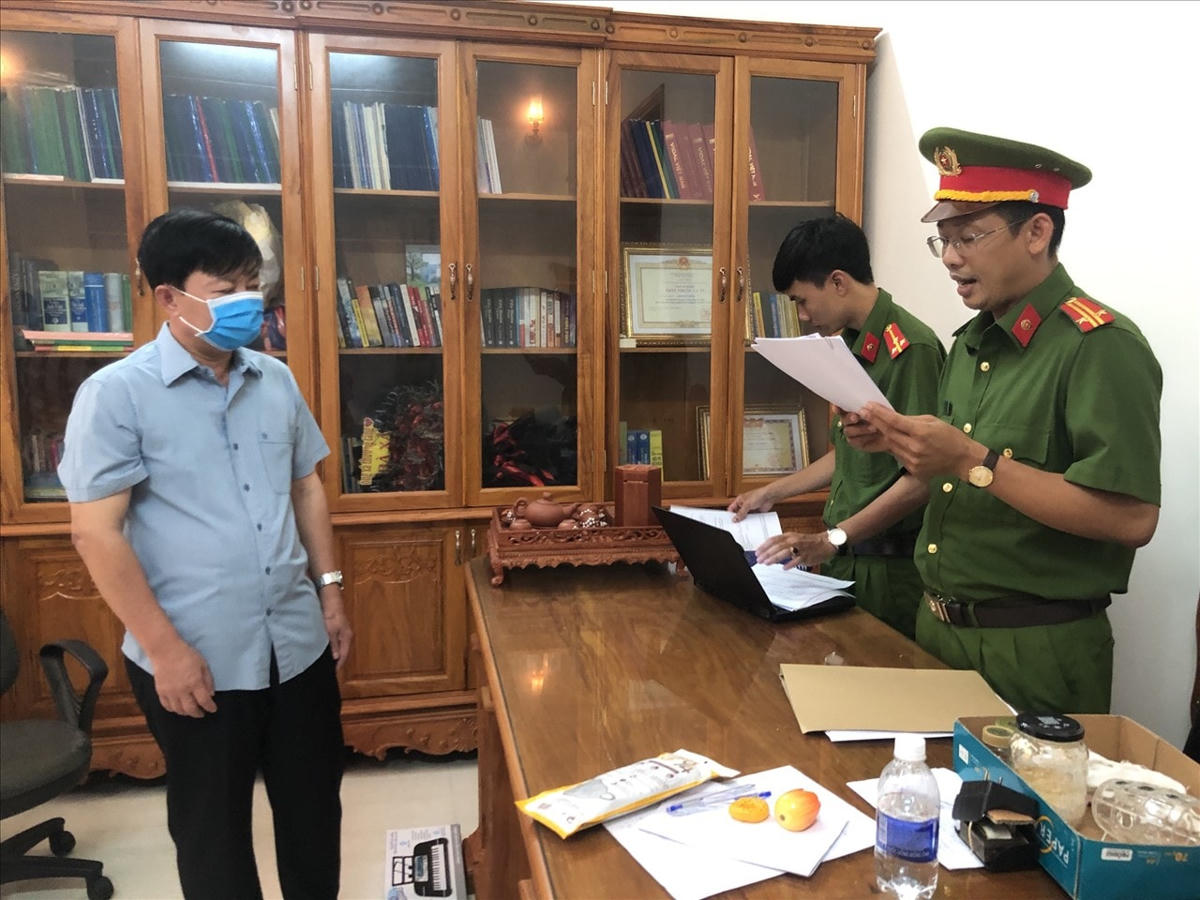 Ông Đặng Hải Đăng nghe đọc lệnh khám xét.