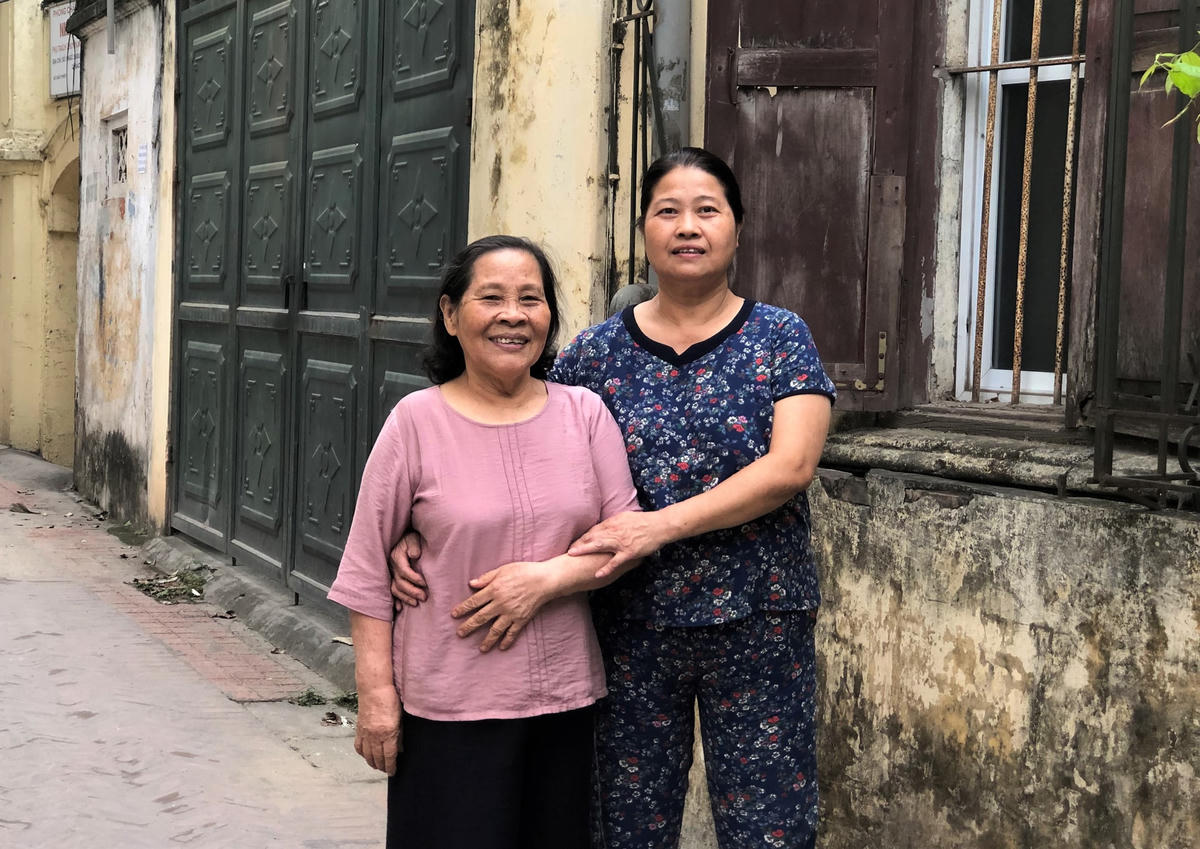 Bà Nguyễn Thị Vạn (bên trái) - người dân làng Đông Ngạc đã được 60 năm nay.