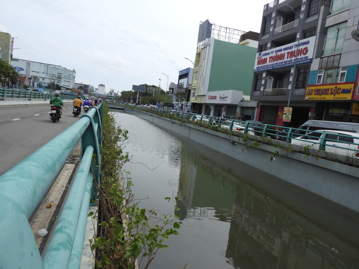 Đà Nẵng: Hầm chui 118 tỷ được giải cứu bằng máy bơm