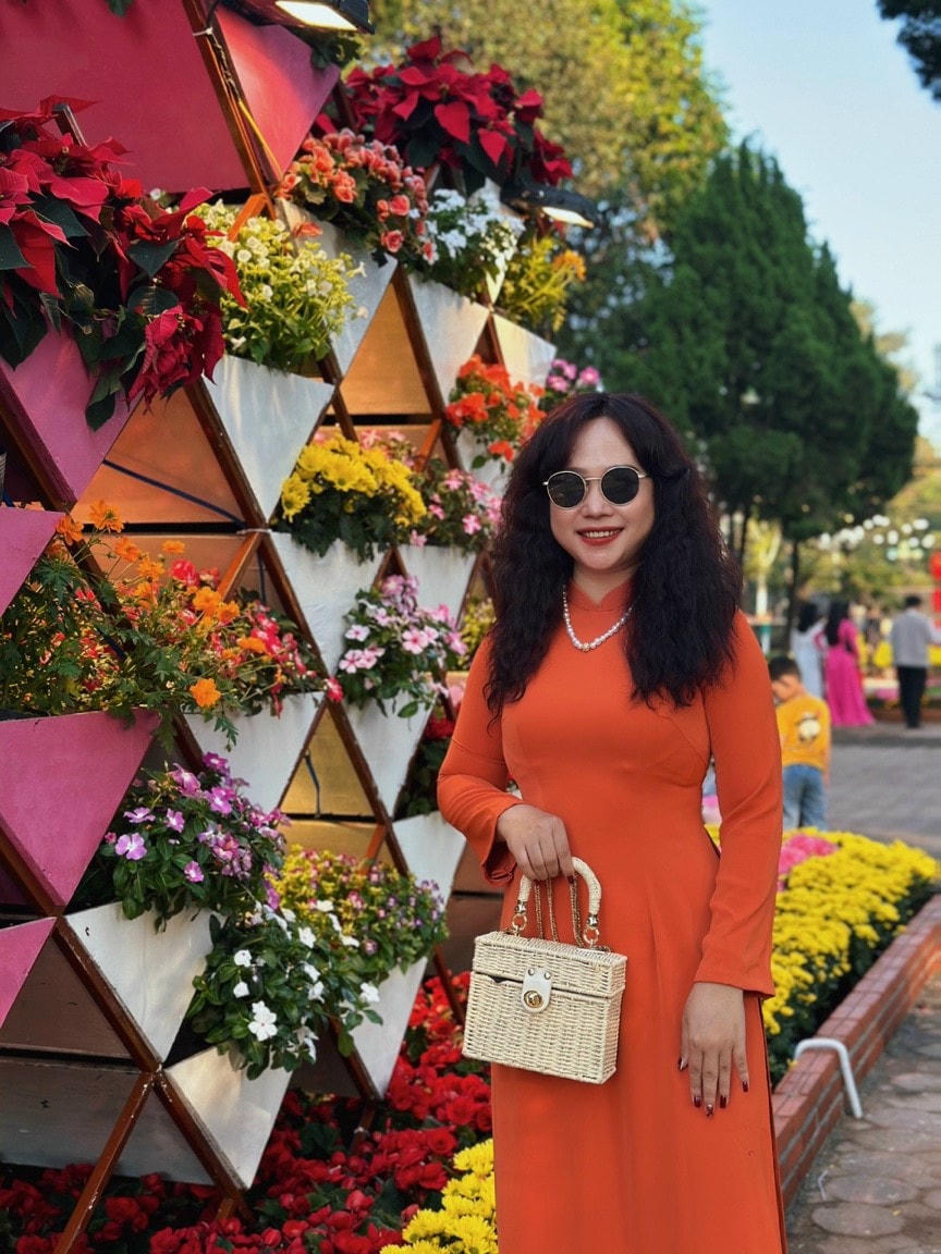Người dân chụp ảnh lưu niệm ở vườn hoa Ba Tơ. 