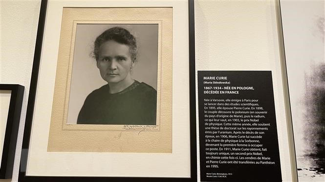 Chân dung nhà vật lý gốc Ba Lan Marie Curie tại triển lãm “Chân dung nước Pháp, một trang sử khác của nước Pháp”. (Ảnh: Thu Hà/TTXVN).