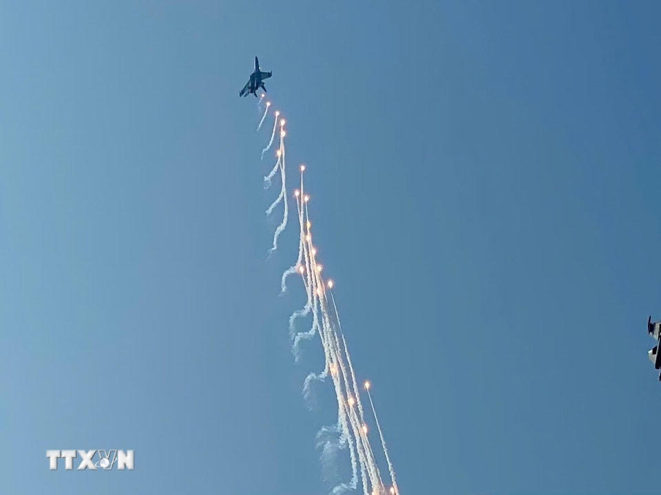 Màn trình diễn phun bẫy nhiệt của máy bay tiêm kích Su-30MK2 trên bầu trời Thành phố Hồ Chí Minh. (Ảnh: Hồng Giang/TTXVN)
