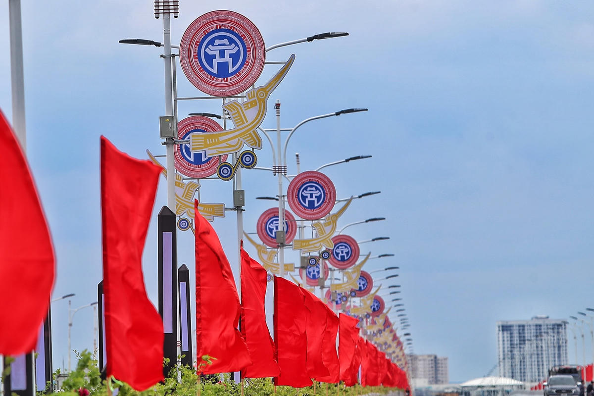 "Với ý tưởng Hà Nội trải qua những giai đoạn thăng trầm nhưng vẫn phát triển đi lên vững bền và toả sáng. Ở giữa cột đèn chiếu sáng giao thông sẽ có 5 cột đèn trang trí cao nhất ở giữa và thấp dần về hai phía. Các cột đèn có màu sắc vàng đậm tương phản với hệ thống chiếu sáng giao thông được thiết kế trong kính mờ đảm bảo cho người tham gia giao thông không bị ảnh hưởng", kỹ sư Cường cho hay.