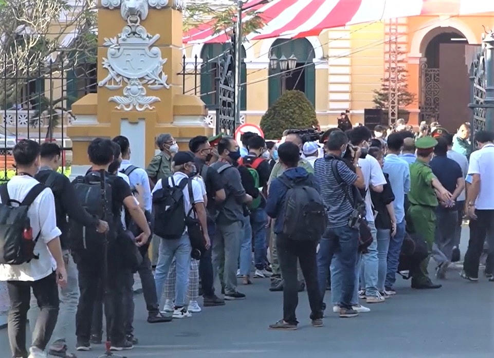 Đến trưa nay, nhiều người dân vẫn tiếp tục xếp hàng đợi kiểm tra an ninh để vào dự khán phiên tòa xét xử vụ án qua một màn hình lớn trước Tòa án Nhân dân TP HCM. 