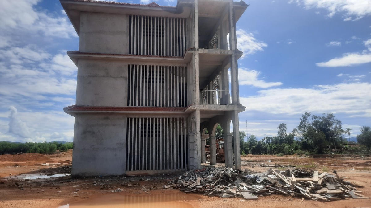 Vật liệu, gạch đá bỏ nằm ngổn ngang trong khuôn viên trường.