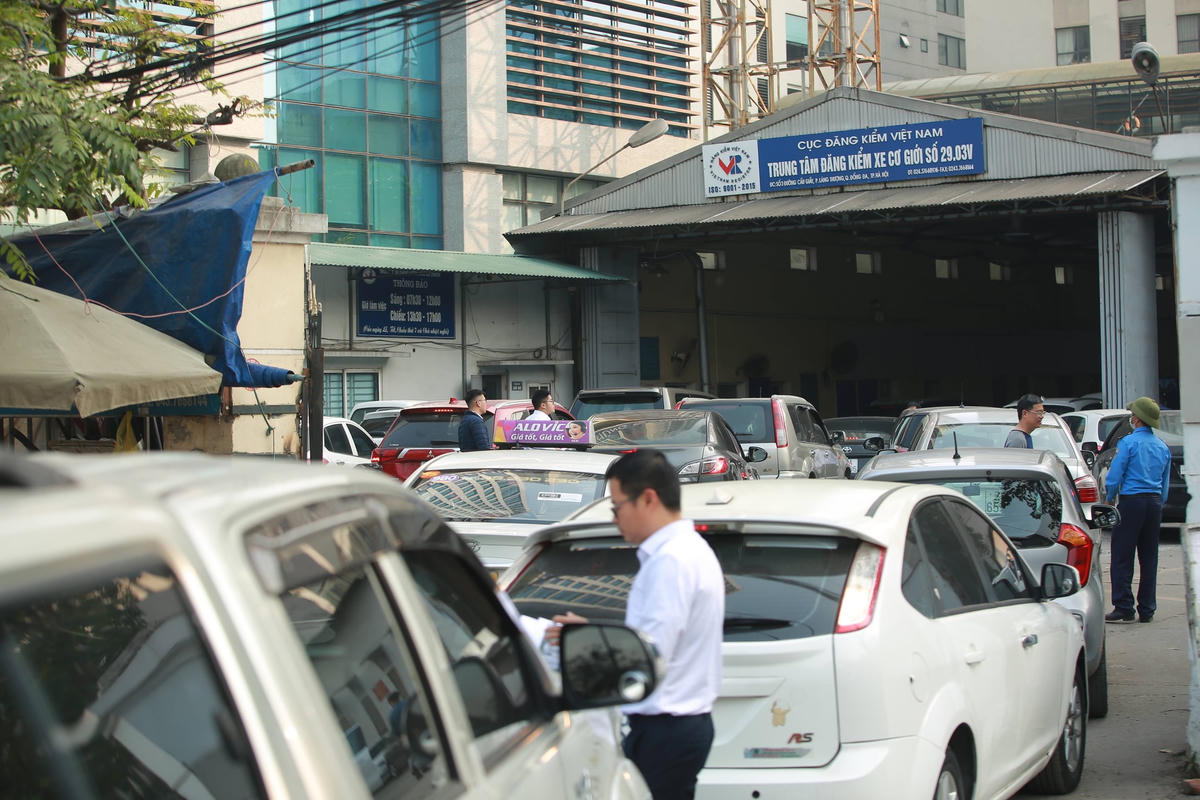 Theo Cục Đăng kiểm Việt Nam, tại TP Hà Nội, có tổng số 31 đơn vị đăng kiểm (với tổng 61 dây chuyền kiểm tra), trong đó có 6 Trạm V; 5 Trạm S và 20 Trạm D. Tuy nhiên, chỉ còn 16 đơn vị đăng kiểm còn hoạt động tương ứng với 31 dây chuyền kiểm tra, chiếm 53%.