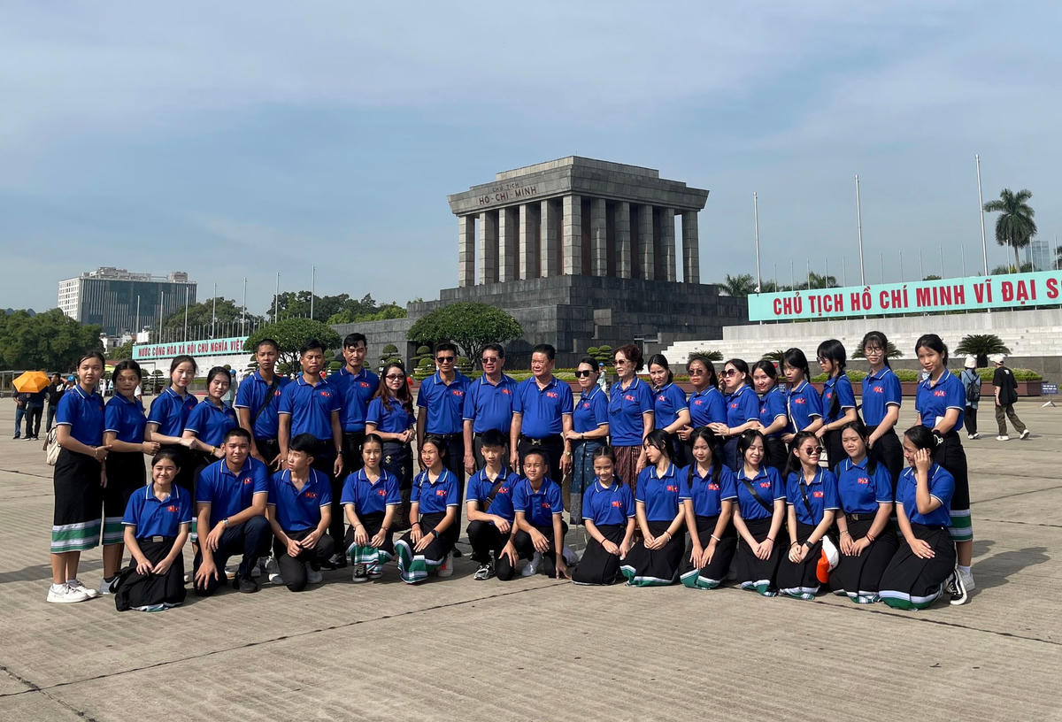 Đoàn đại biểu giáo viên và học sinh tiêu biểu Trường song ngữ Lào - Việt Nam Nguyễn Du tham quan Lăng Chủ tịch Hồ Chí Minh.