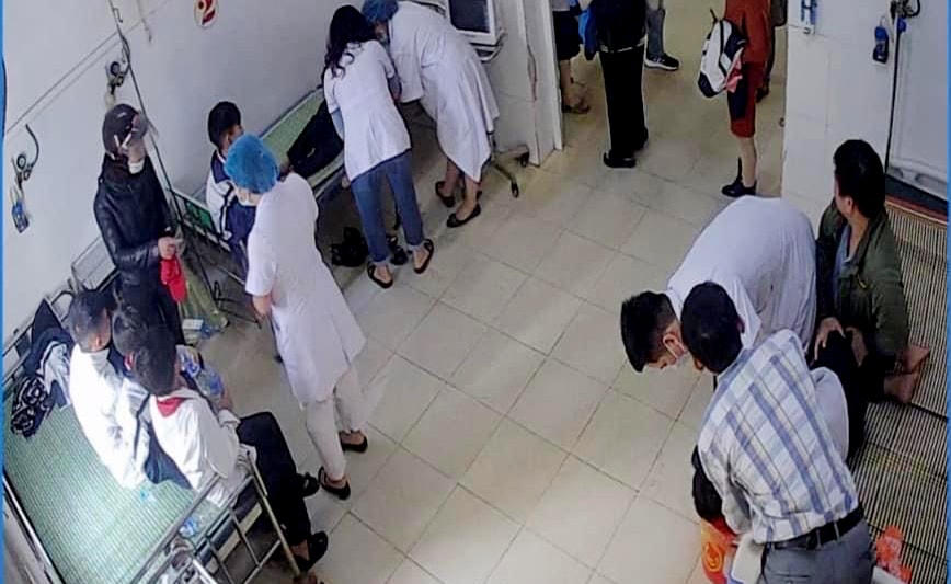 Trung tâm y tế huyện Nghi Xuân tiếp nhận 11 học sinh cấp cứu do bị ngộ độc.