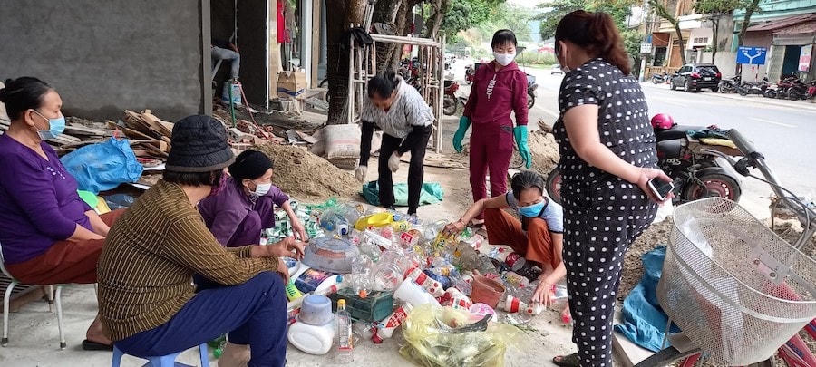 Mô hình “biến rác thải thành tiền” của Chi hội Phụ nữ tổ 18, TP Hà Giang. Ảnh: Hồng Cừ.