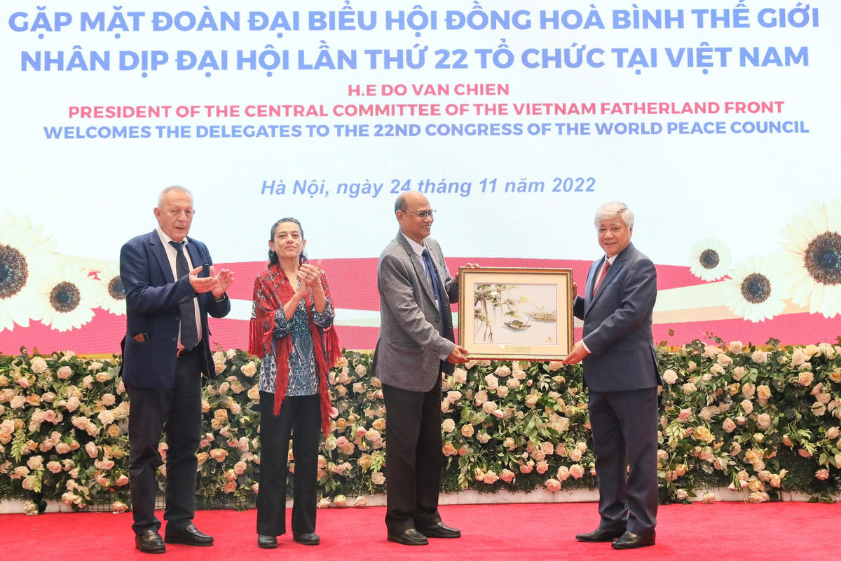 Chủ tịch Đỗ Văn Chiến tặng quà ông Pallab Sengupta Chủ tịch Hội đồng Hòa bình thế giới.