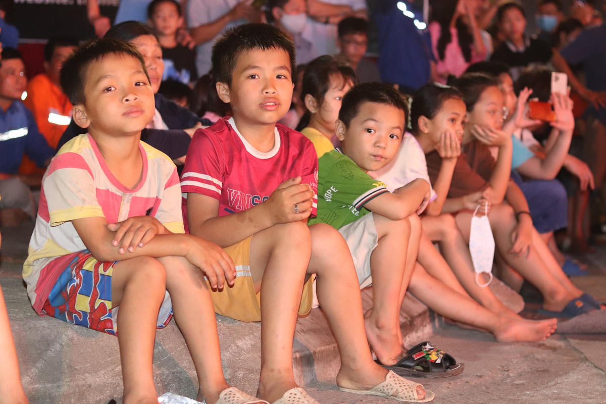 Các cháu nhỏ háo hức theo dõi các tiết mục tại lễ hội du lịch.