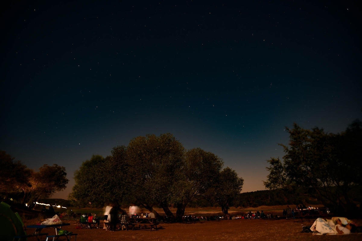 Trong một sự kiện do Thành phố Tepebaşı tổ chức, những người ngắm sao đã tụ tập tại Công viên Musaözü Habitat. Ảnh: AP.