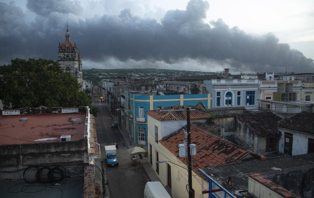 Khói được nhìn thấy từ khu dân cư ở Thủ đô Havana của Cuba. Ảnh: AP.