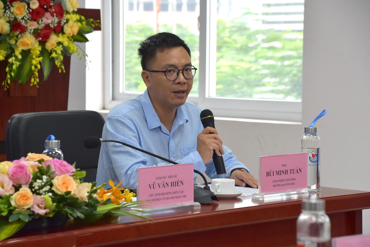 Ông Bùi Minh Tuấn, Trưởng Ban tổ chức giải phát biểu tại họp báo.