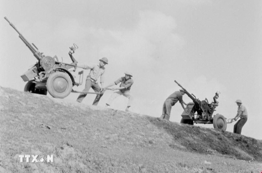 Tự vệ Nhà máy điện Yên Phụ, Hà Nội, tập di chuyển pháo 14.5mm, chiếm lĩnh trận địa nhanh gọn. (Ảnh: Trần Phác/TTXVN)