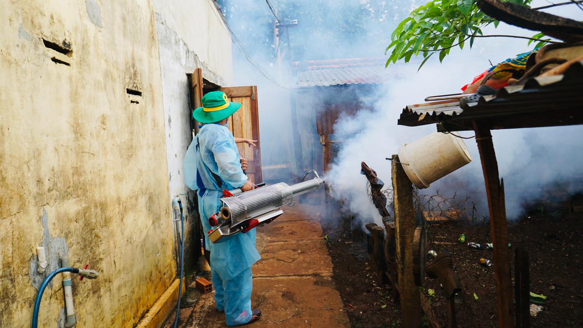  Cán bộ ngành y tế tỉnh Đắk Lắk đang nỗ lực phun thuốc phòng chống dịch sốt xuất huyết.