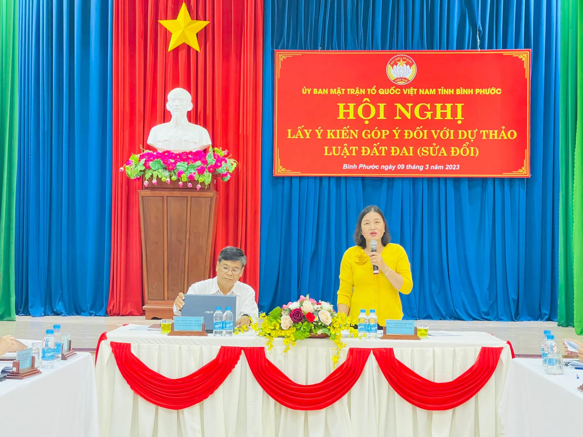 Đại diện Ủy ban MTTQ Việt Nam tỉnh và Đoàn ĐBQH tỉnh Bình Phước chủ trì hội nghị.