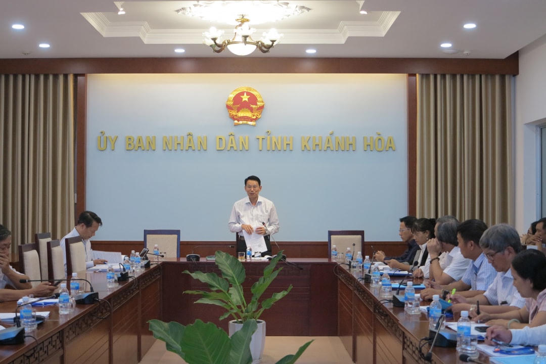 Ông Đinh Văn Thiệu, Phó Chủ tịch UBND tỉnh, Trưởng Ban chỉ đạo Kỳ thi tốt nghiệp THPT năm 2023 phát biểu tại buổi làm việc.
