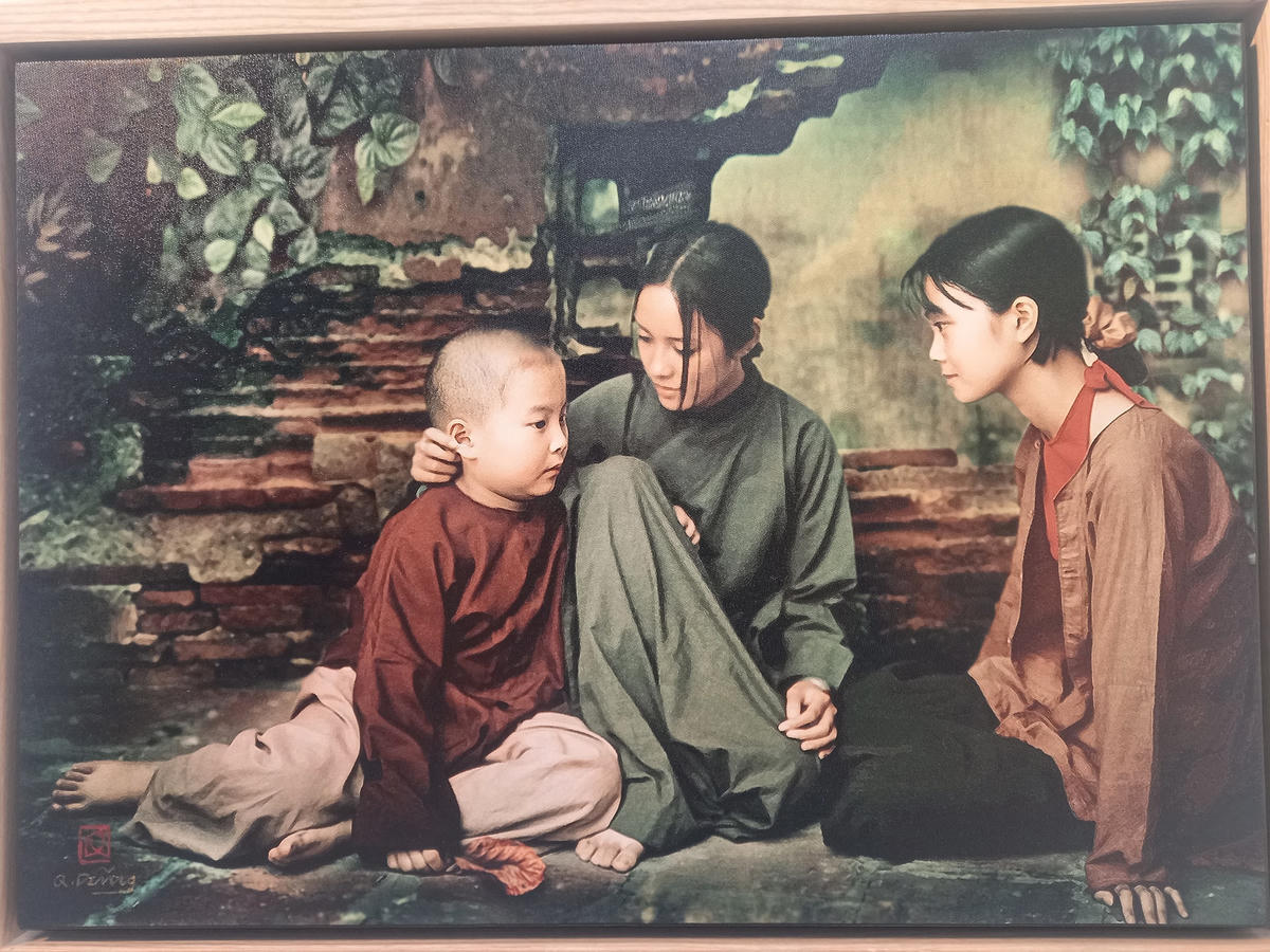 "Ba chị em" của Nguyễn Quốc Dũng.