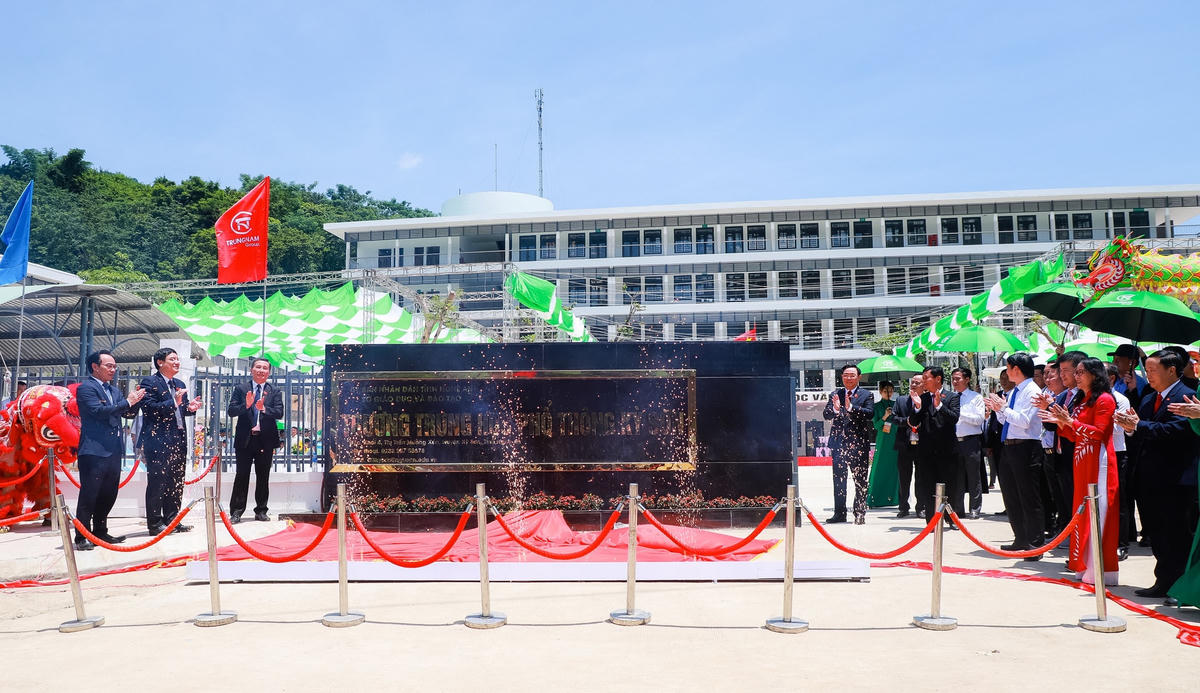 Chủ tịch Quốc hội Vương Đình Huệ dự lễ khánh thành trường THPT Kỳ Sơn với số vốn đầu tư hơn 210 tỷ đồng.