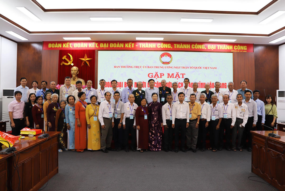 Phó Chủ tịch Trương Thị Ngọc Ánh cùng các đại biểu chụp ảnh lưu niệm.