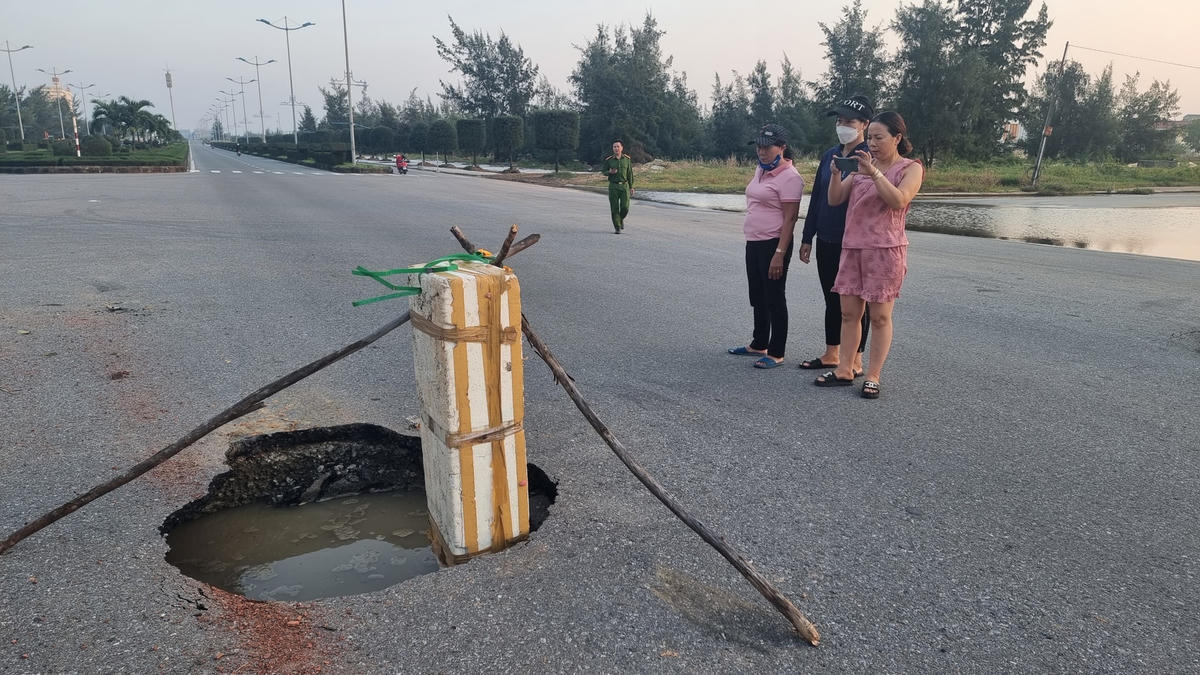 Cành cây, thùng xốp được đặt ở vị trí sụt lún để cảnh báo người và phương tiện giao thông.