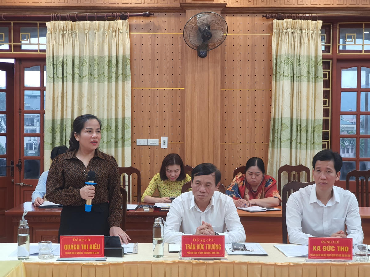 Bà Quách Thị Kiều, Giám đốc Sở  Lao động - Thương binh và Xã hội tỉnh Hòa Bình thảo luận.