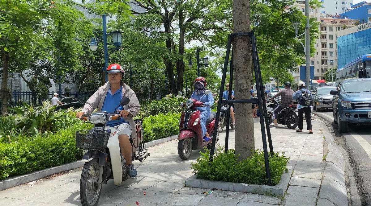 Các phương tiện xe máy chọn "trèo" lên vỉa hè để di chuyển.