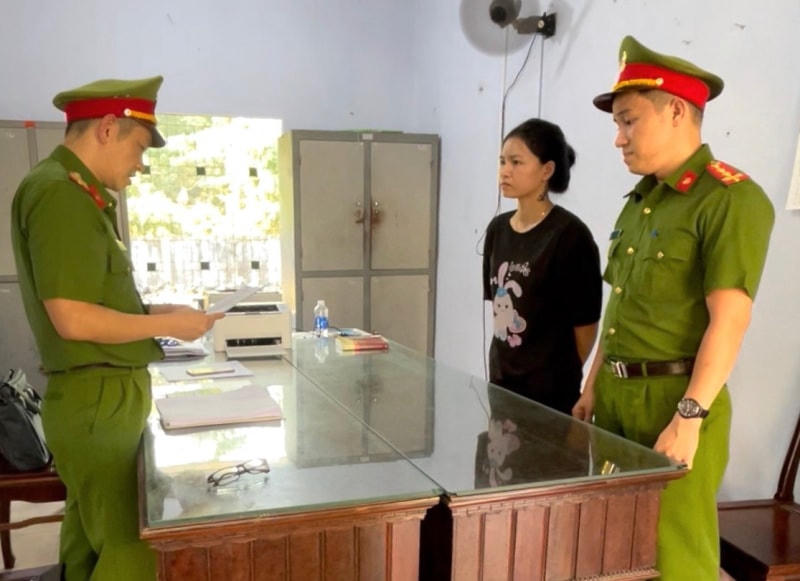 Nguyễn Thị Kim Ngân nghe đọc lệnh khởi tố. Ảnh: Công an Đà Nẵng.