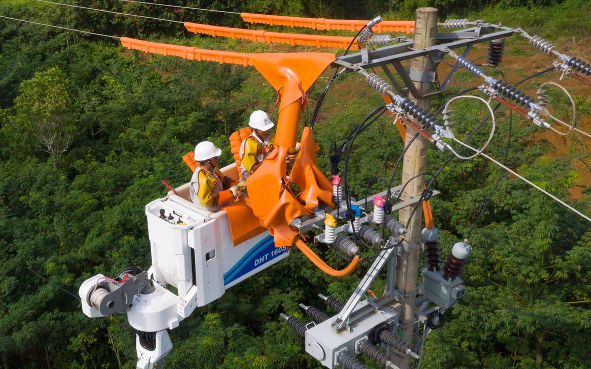 Tổng Công ty Điện lực miền Trung, Tập đoàn Điện lực Việt Nam (EVN) chỉ đạo các đơn vị điện lực thành viên tại khu vực miền Trung - Tây Nguyên kiểm tra, rà soát, sửa chữa và sẵn sàng các phương án bảo đảm cung cấp điện an toàn, liên tục, tin cậy phục vụ cho sản xuất và tiêu dùng cho khách hàng. Ảnh: TTXVN.