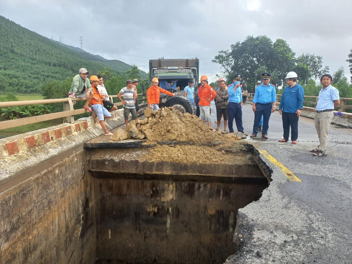 Một đoạn đường ở Quảng Nam bị sạt lở đợt mưa bão vừa qua. 