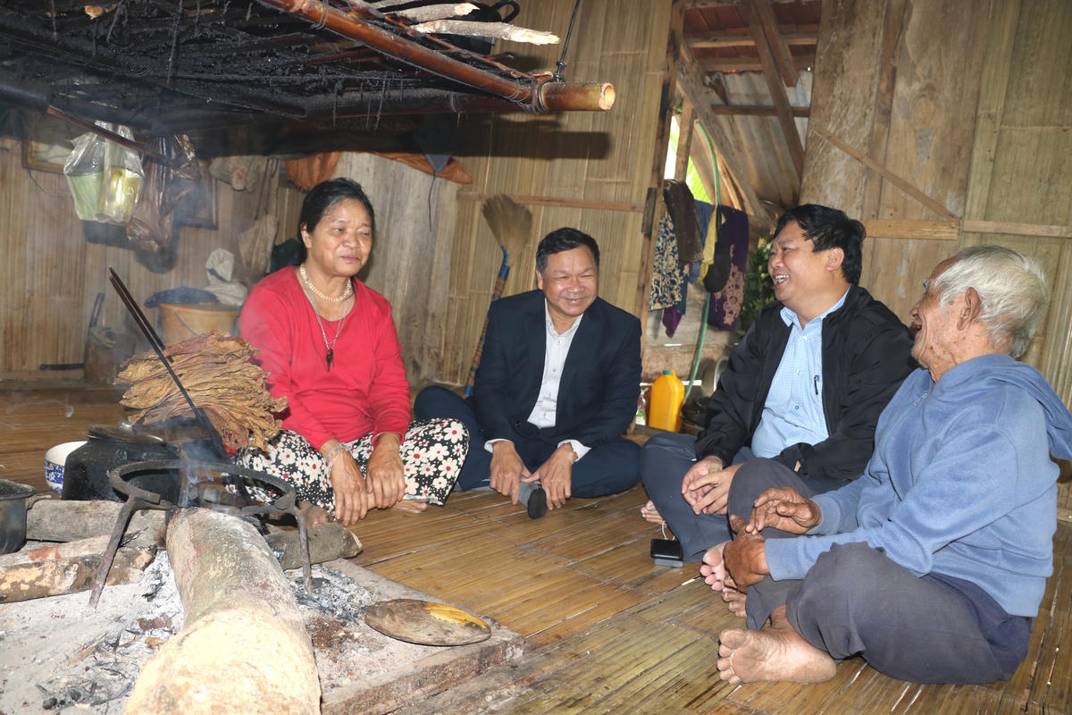 Lãnh đạo Ủy ban MTTQ tỉnh Quảng Ngãi tìm hiểu hoàn cảnh của người dân.