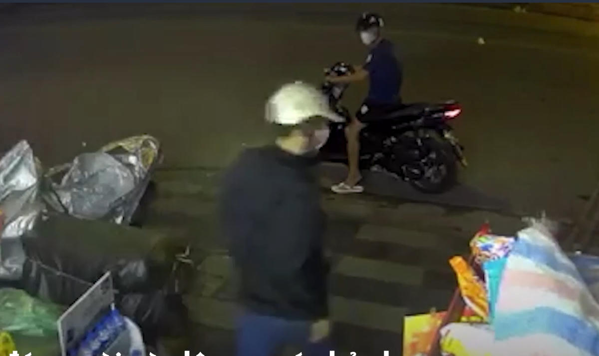 Hai đối tượng rời khỏi hiện trường.