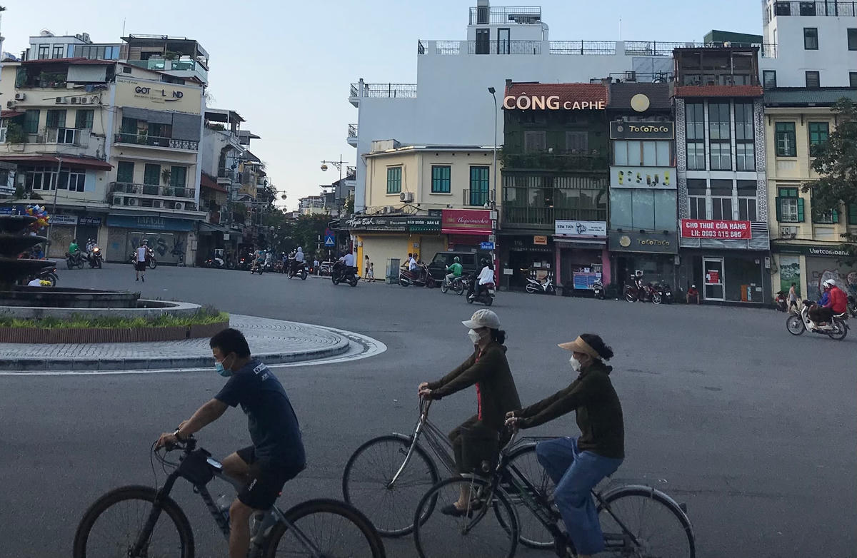 Người dân Hà Nội đi xe đạp quanh hồ Hoàn Kiếm. Ảnh: Đức Quang.  