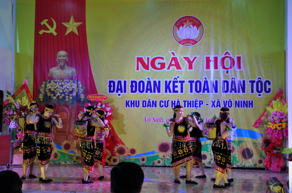 Biểu diễn văn nghệ tại Ngày hội.