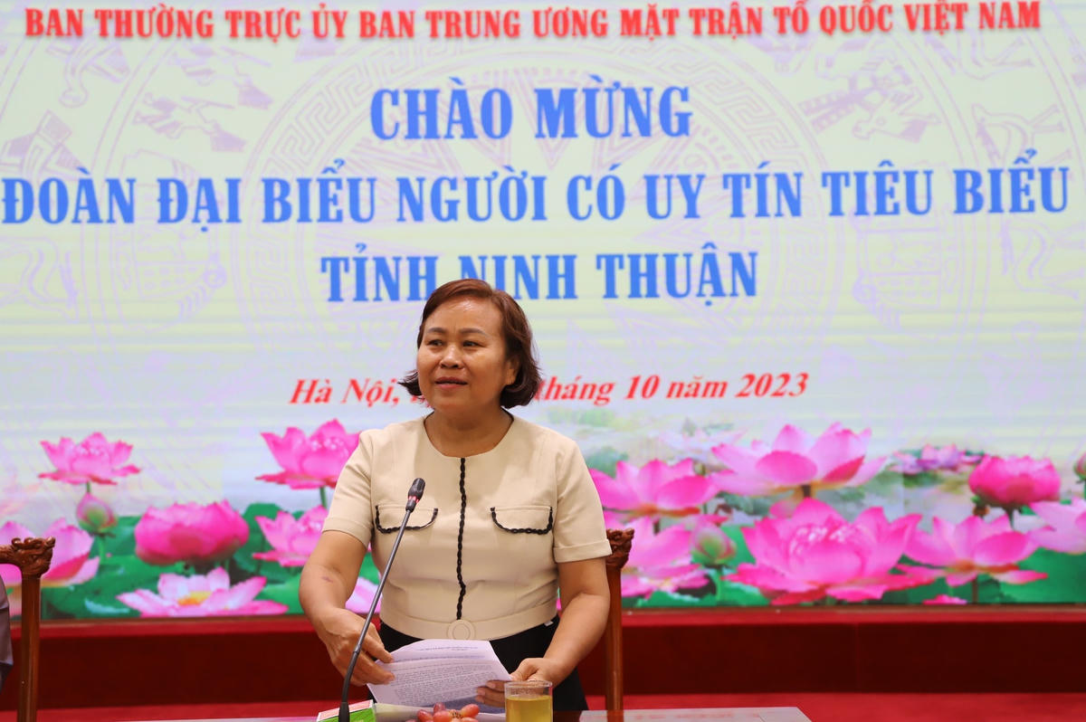 Bà Pi Năng Thị Thủy - Trưởng Ban Dân tộc tỉnh Ninh Thuận thông tin về tình hình công tác dân tộc, việc xây dựng và phát huy vai trò người có uy tín trong đồng bào dân tộc thiểu số.