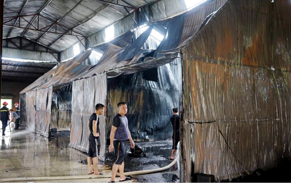 [ẢNH] Hiện trường vụ cháy xưởng sơn trong cụm công nghiệp ở Hà Tĩnh